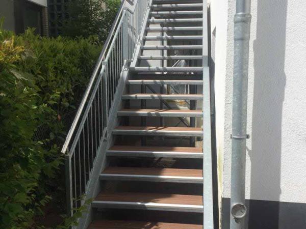 Treppe-mit-Kunststoffstufen-in-Holzoptik.jpg
